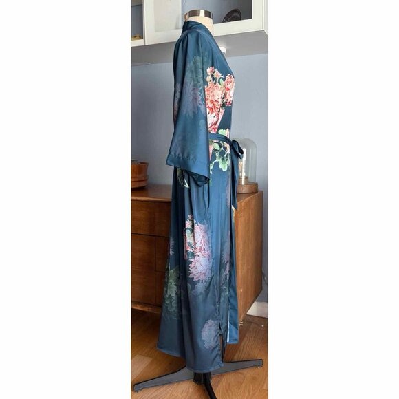 Kim + Ono Coral Chrysanthemum Long Kimono Robe Blue Floral One size - Picture 3 of 8